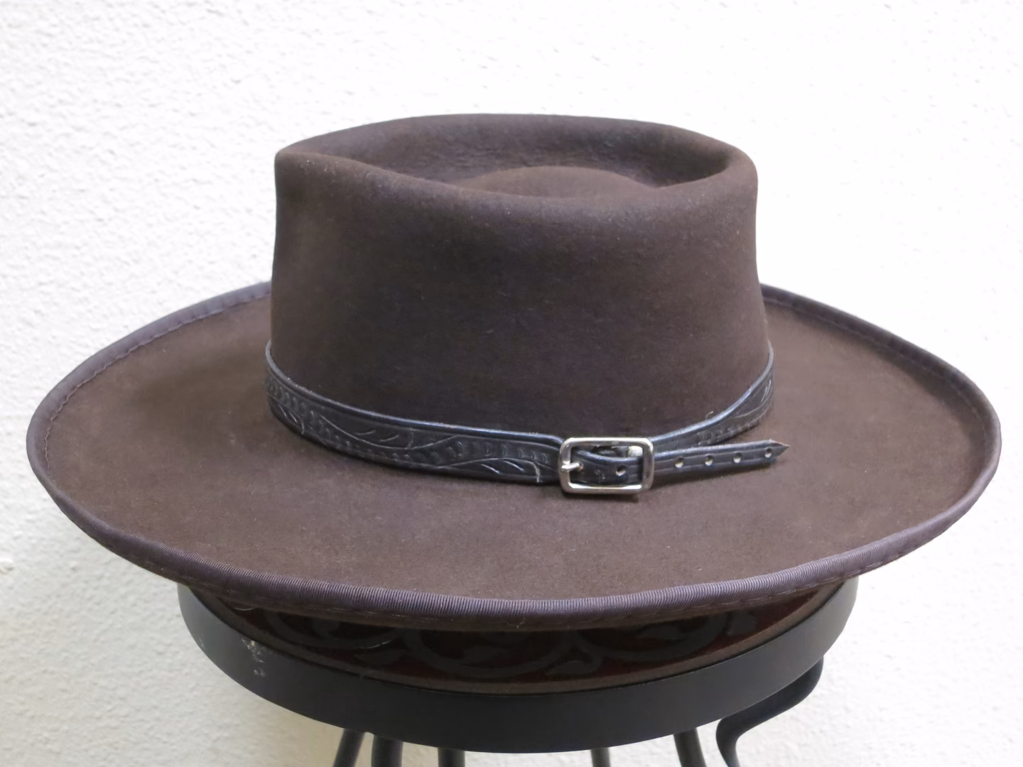 What hat does the man with no name wear?