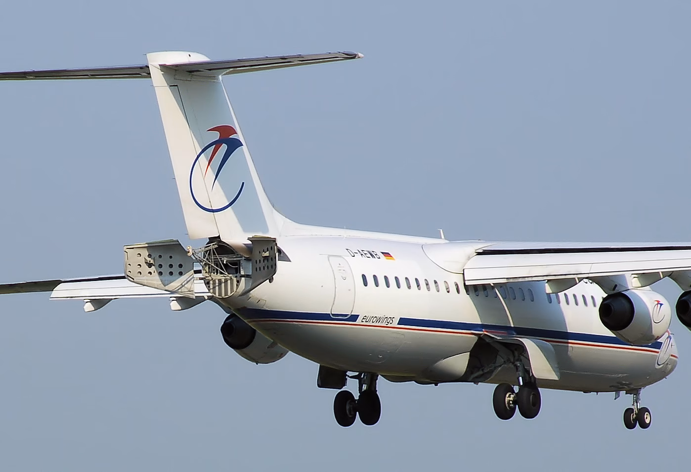 ¿Cómo frenar un avión al aterrizar?