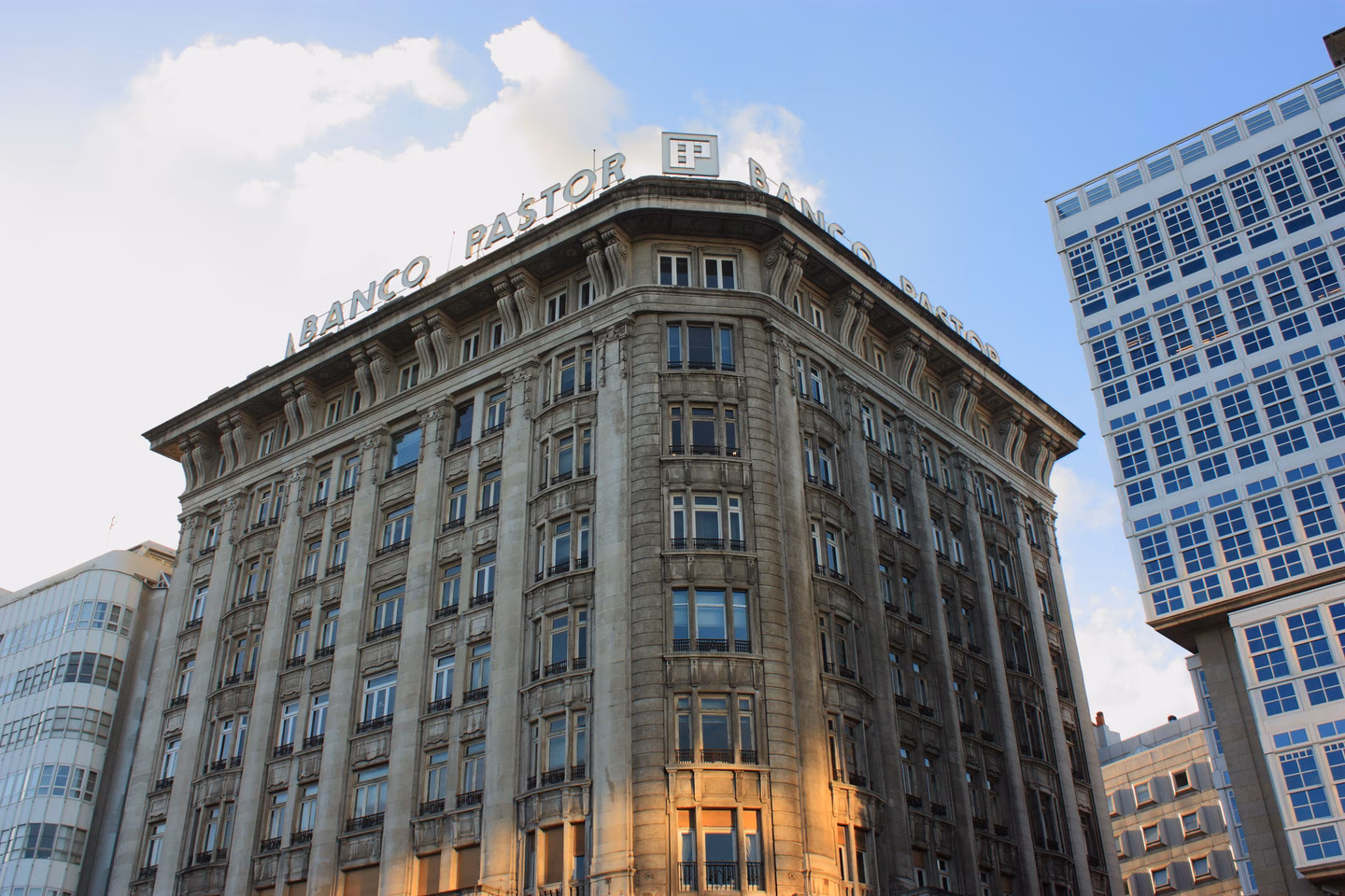 ¿Qué simboliza el Edificio Banco Pastor?