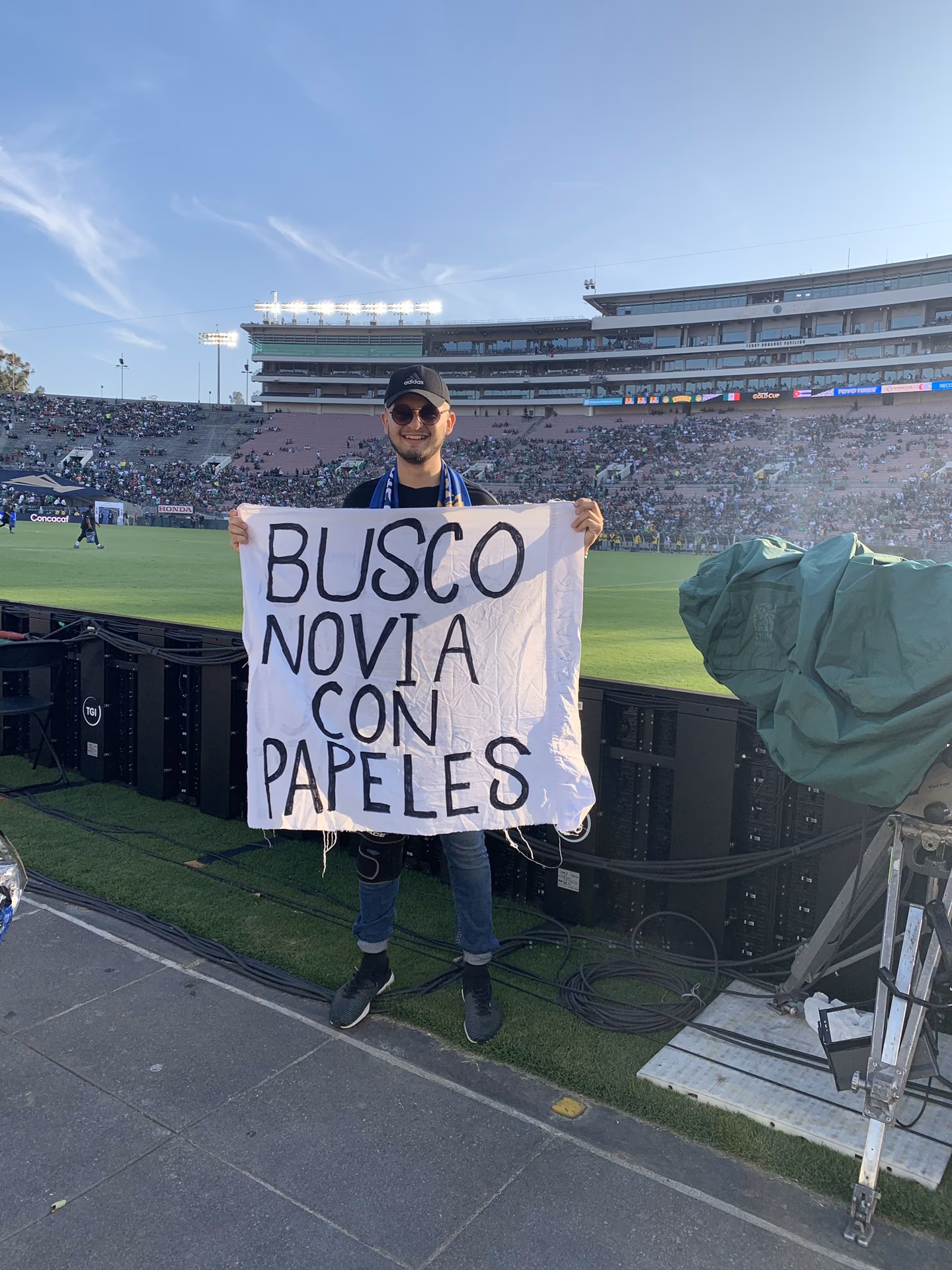 ¿Quién es la mujer del cartel Busco novio con papeles?