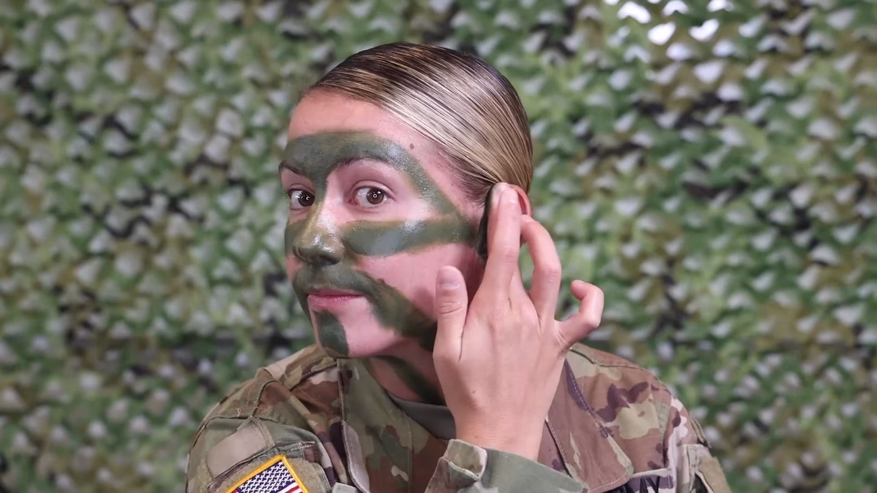 What should I look for in a camouflage face paint?