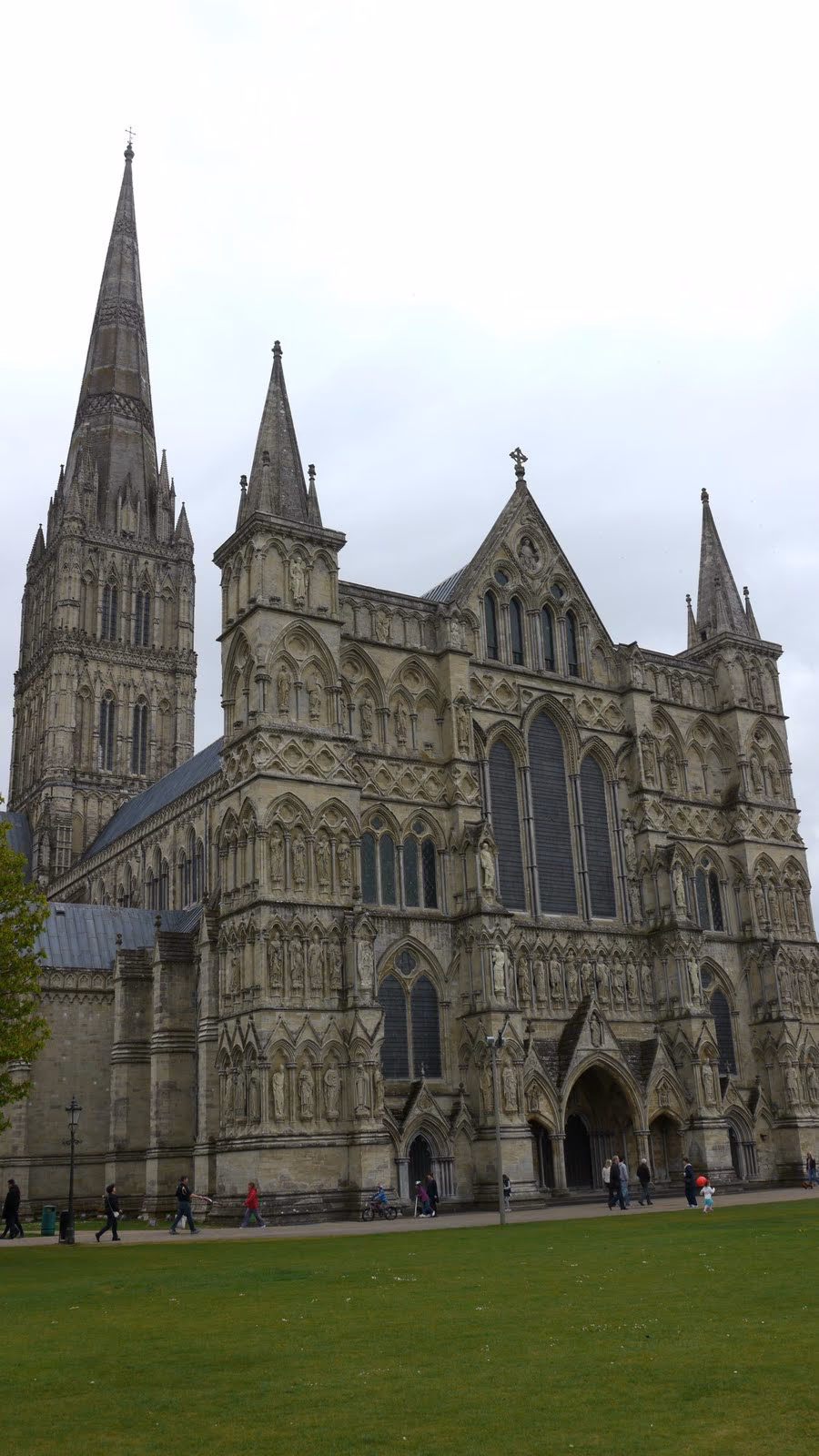 What does Kingsbridge look like after the cathedral is finished?