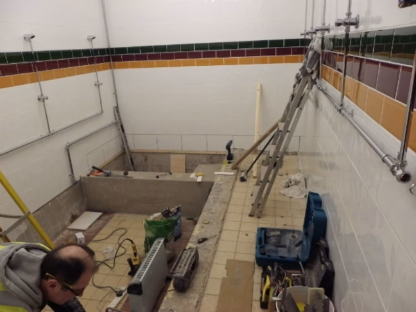 Do new gyms have communal showers?