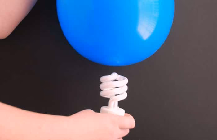 ¿Por qué la carga estática puede saltar de un objeto a otro?