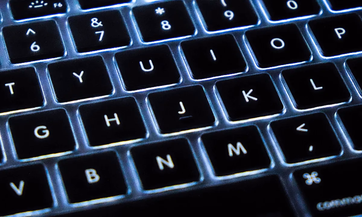 ¿Cómo configurar la iluminación del teclado del portátil?