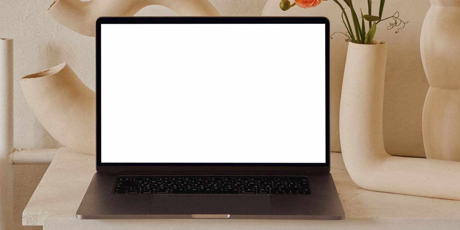 ¿Por qué la pantalla de mi laptop se pone blanca?