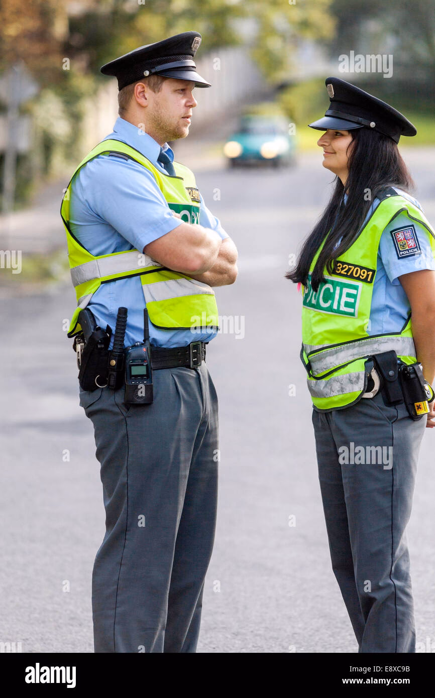 Are Czech municipal police officers armed?