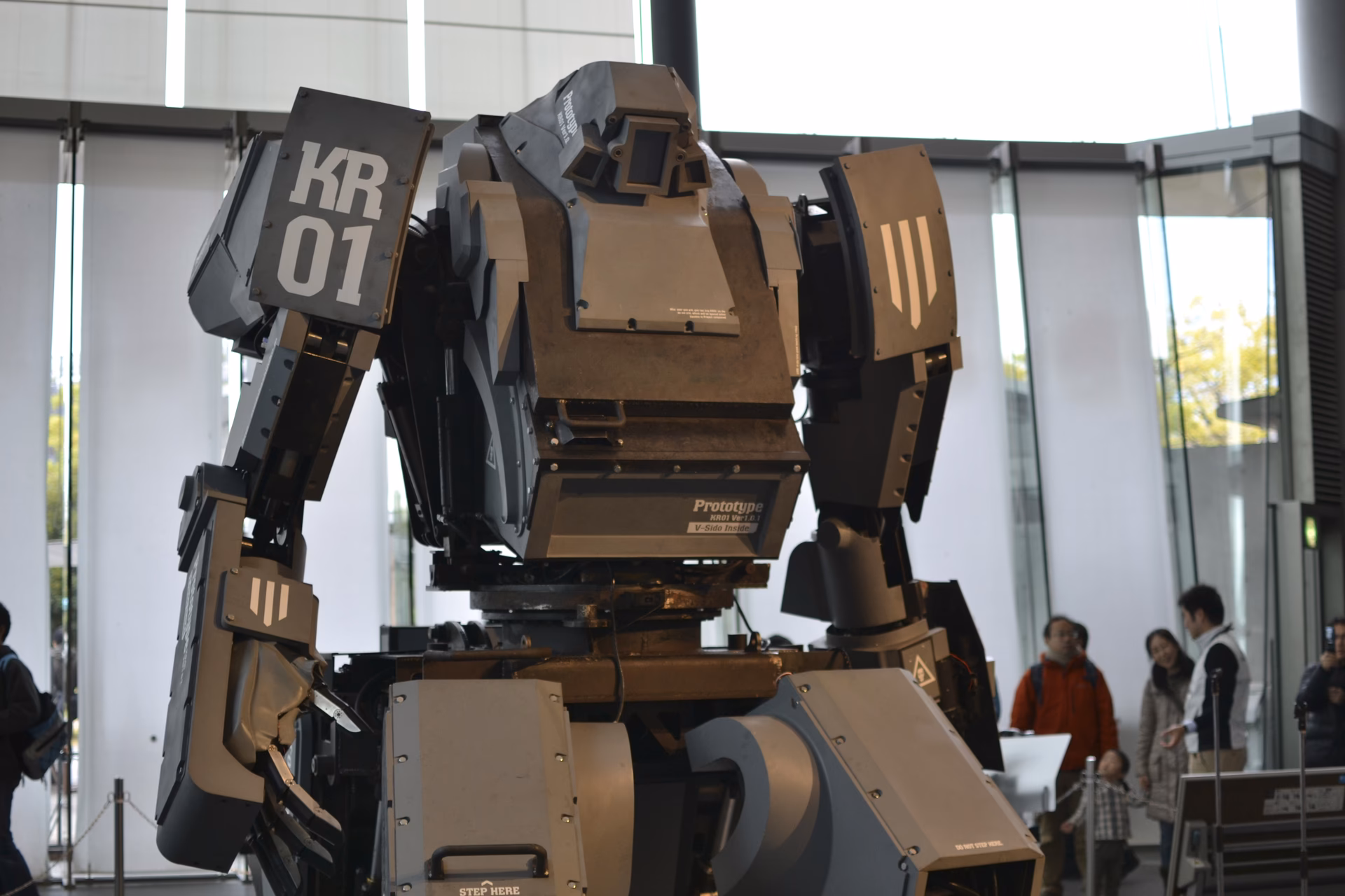 What is the difference between robot and mecha?