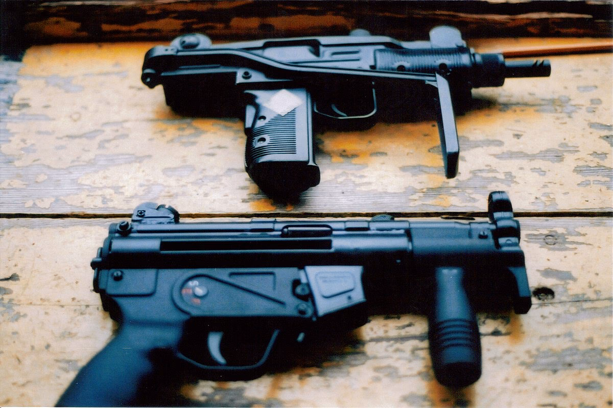 Are assault rifle and machine gun the same?