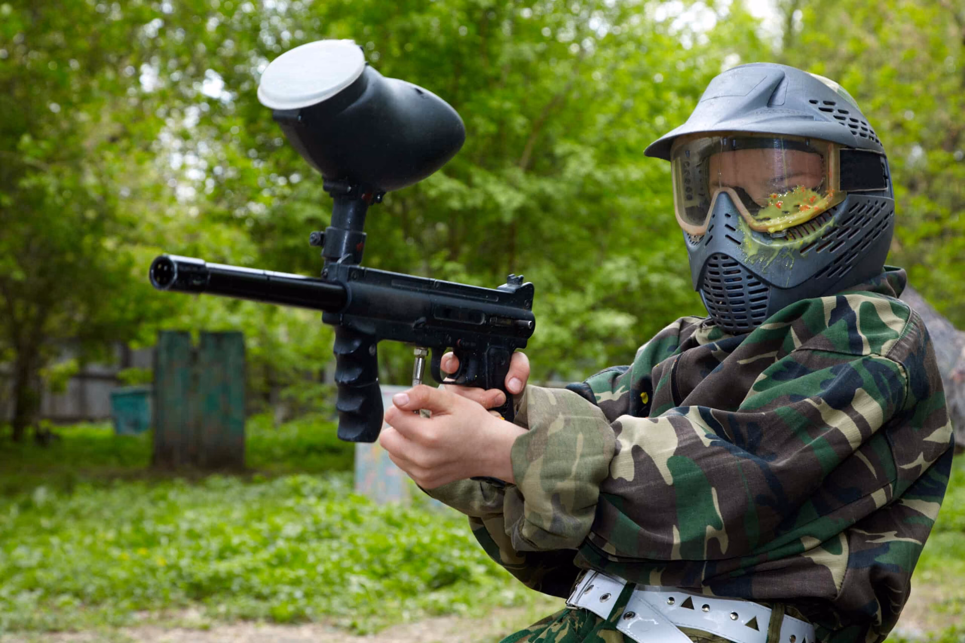 What is the difference between airsoft vs paintball?