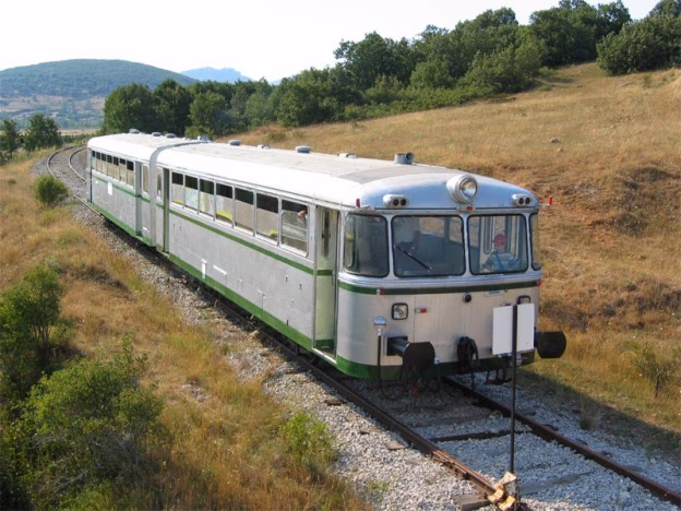¿Qué motor llevaban los ferrobuses construidos en España?