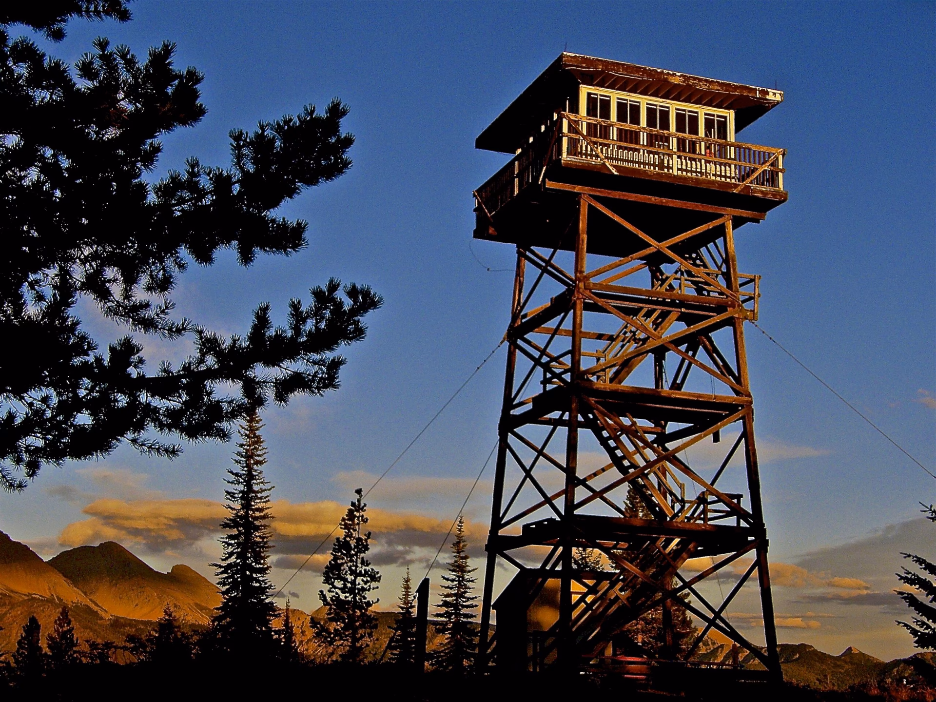 What is a fire lookout tower in Japan?
