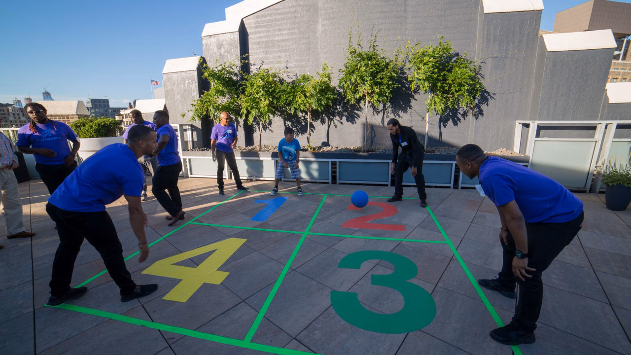 How to play Foursquare?