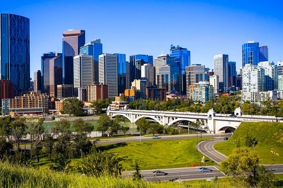 What makes Calgary a Frutiger Aero City?