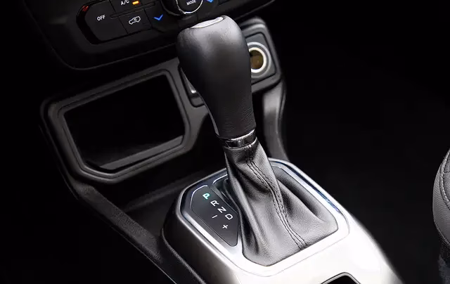 Does a manual clutch change gear?