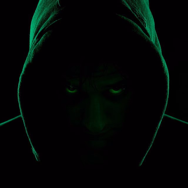 What animals have eyes that glow green in the dark?