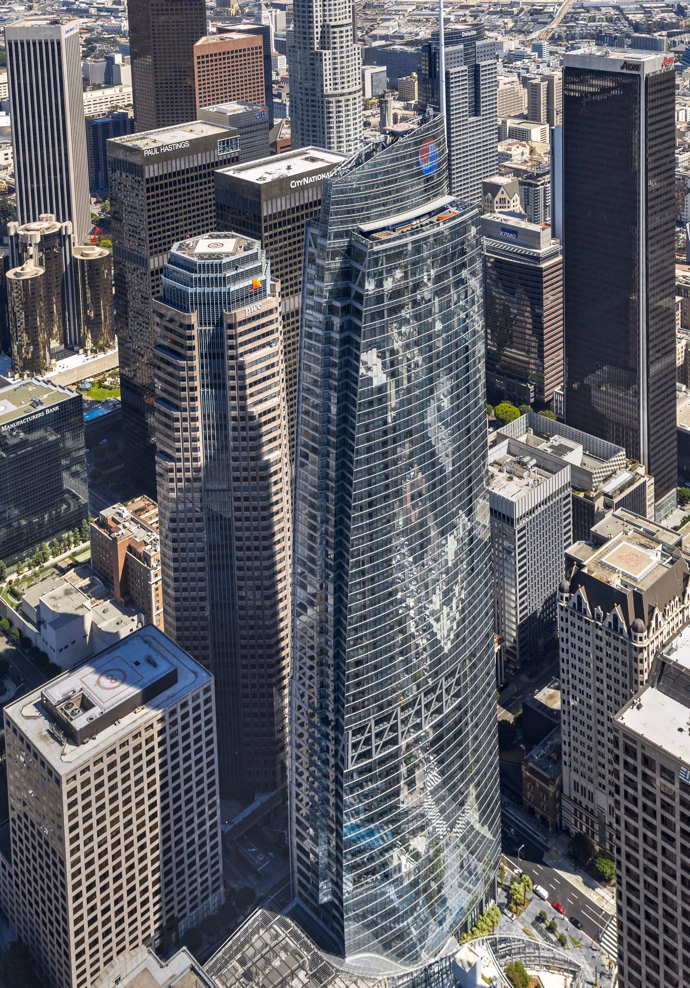What onsite amenities does Wilshire Grand have?