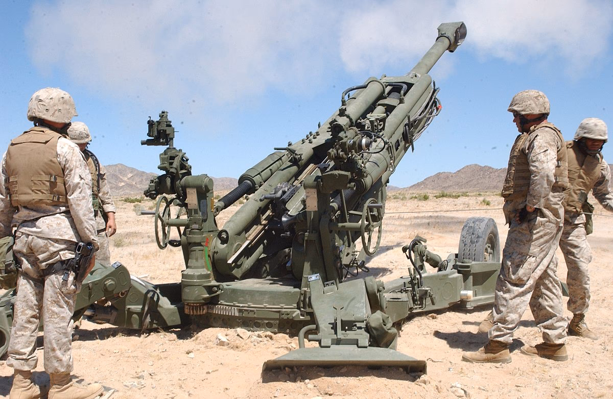 Do howitzers have a long barrel?