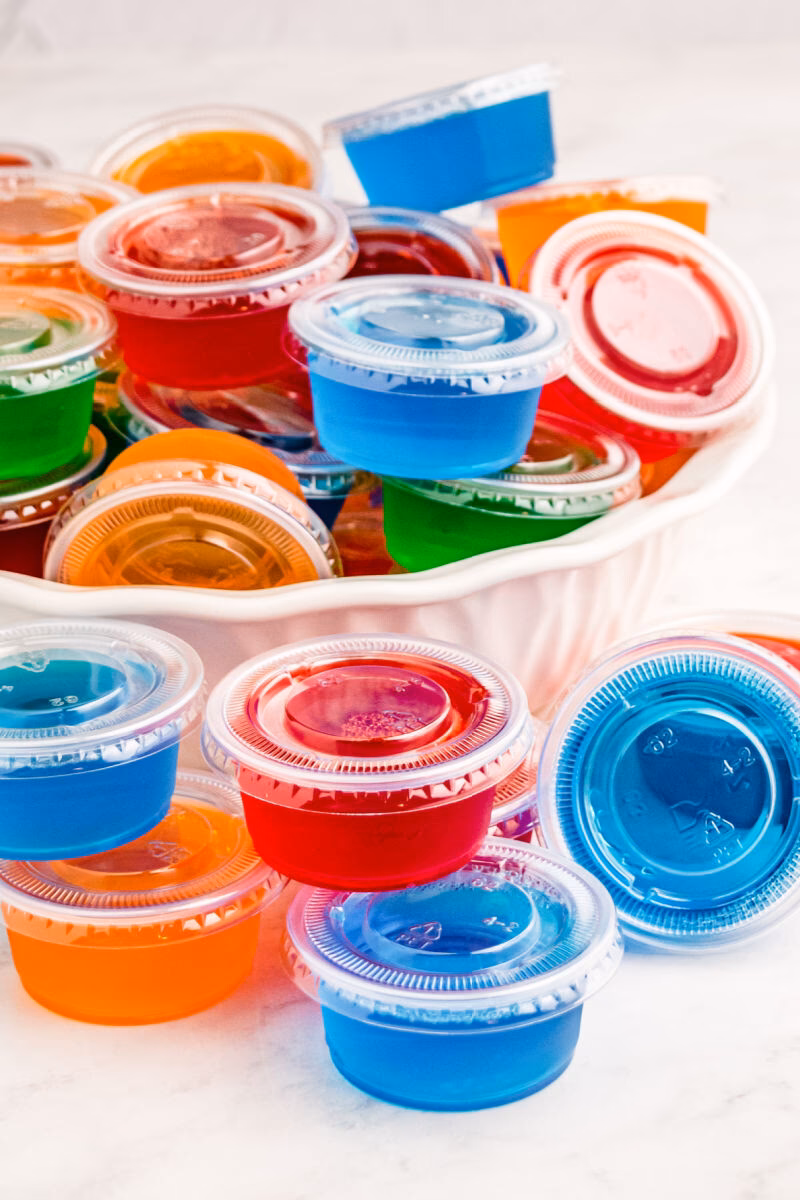 How do you make a Jell-O cocktail?