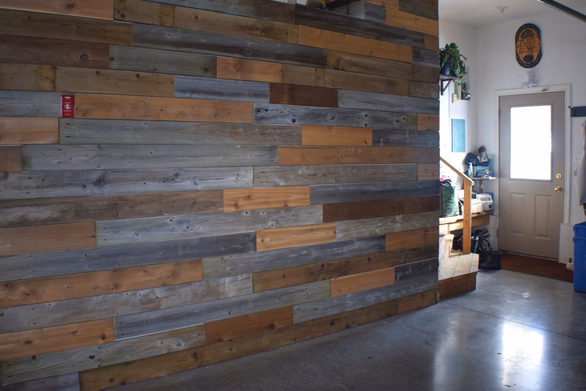 How do you make a wood wall hanging?