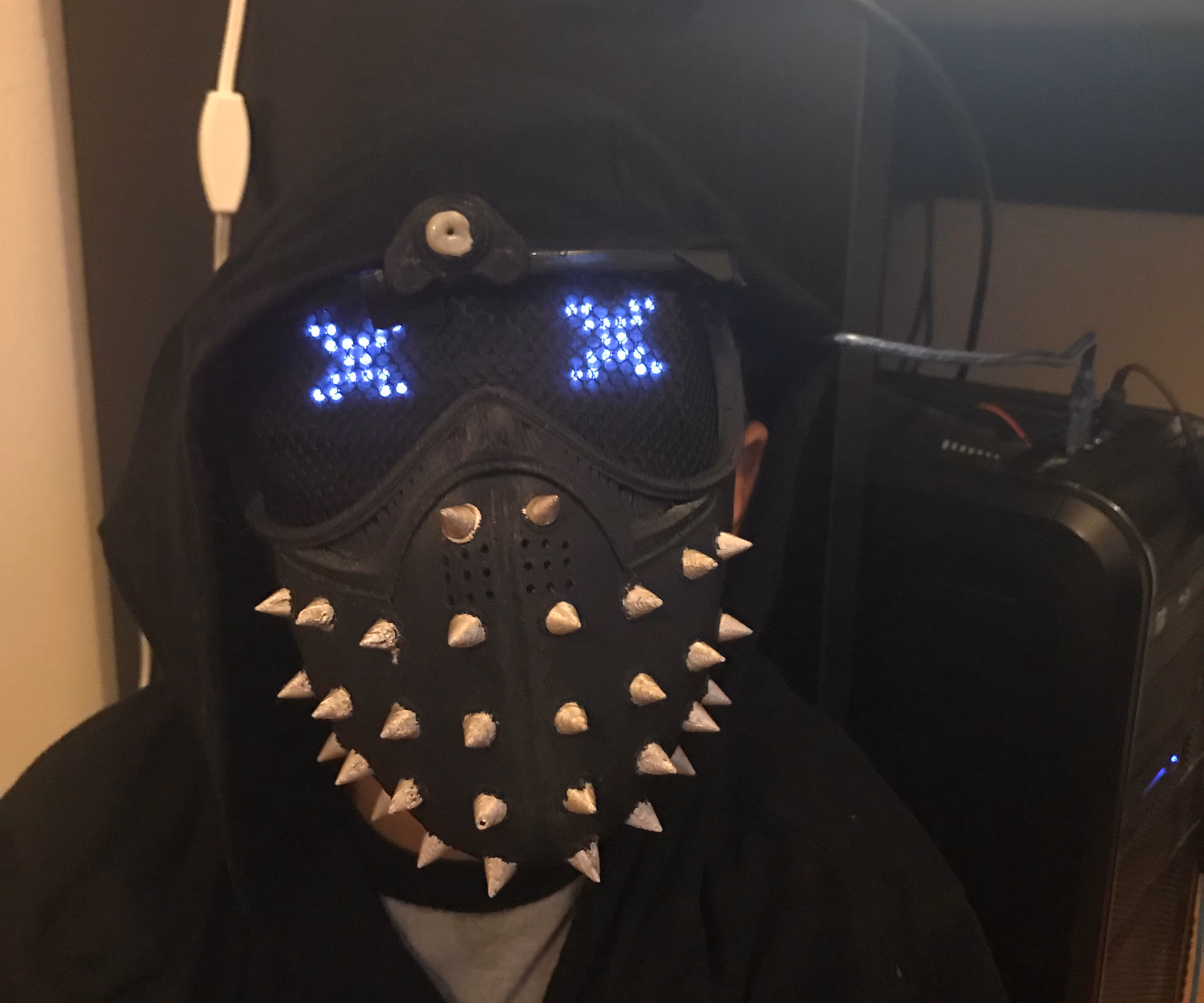 How do you attach a battery to a wrench mask?
