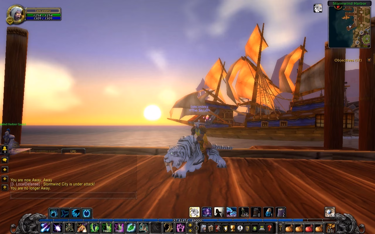 How do I hide a screenshot in World of Warcraft?