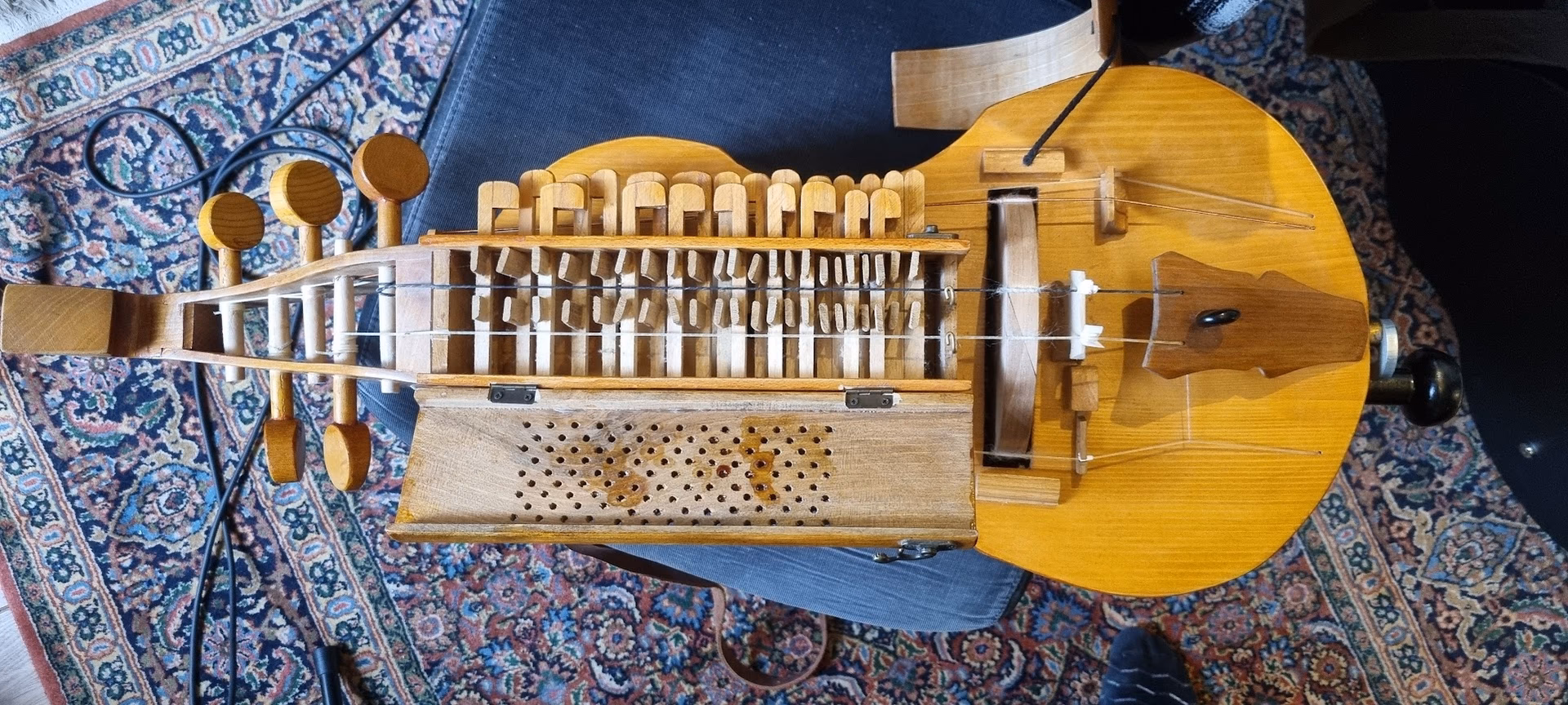 What does a hurdy gurdy sound like?