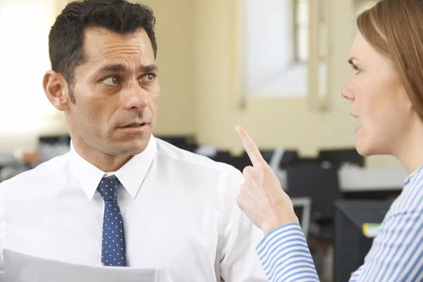 ¿Cuál es el sinonimo de intimidante?