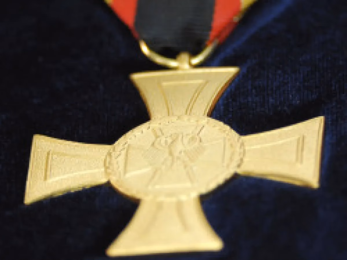 Do clothing companies still use the Iron Cross?