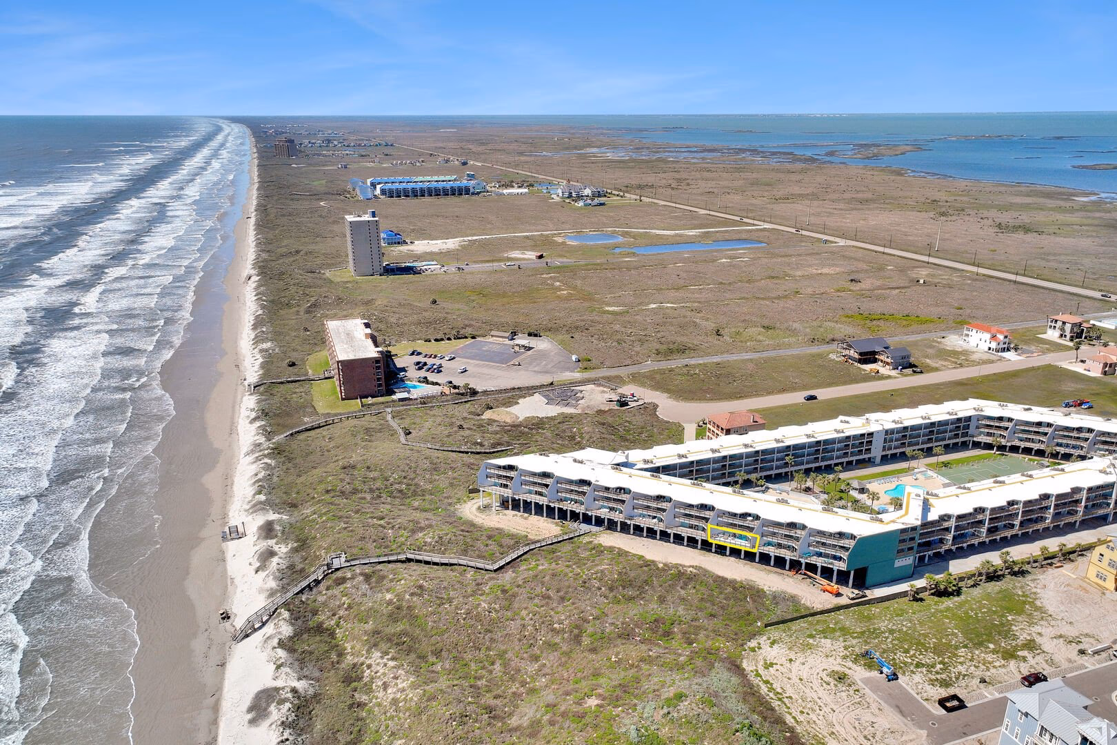 What amenities are available at La Mirage Playa - apart?
