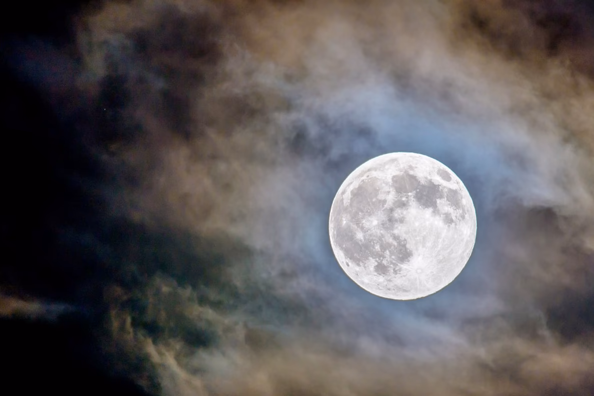 Why is in the light of the Moon a poem?
