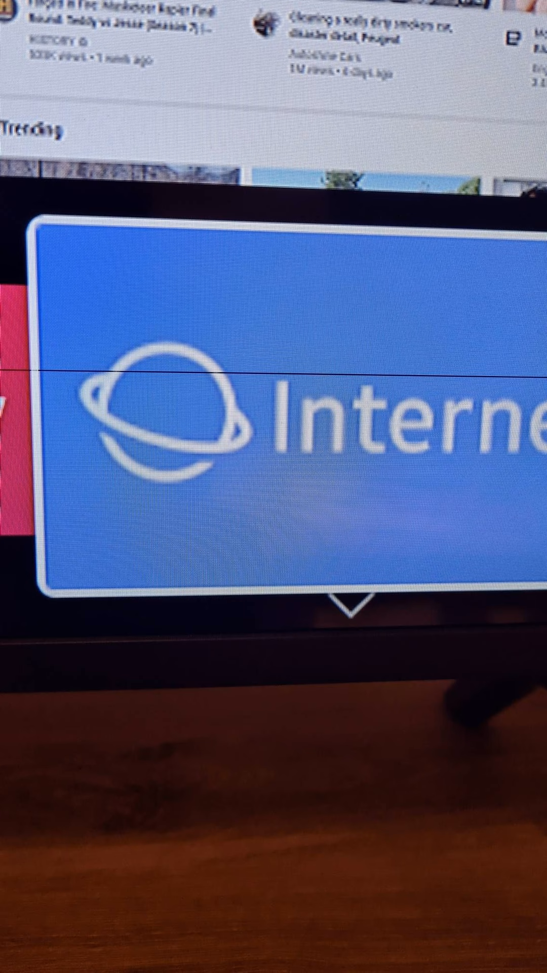 ¿Qué puede desencadenar líneas horizontales negras en la pantalla?
