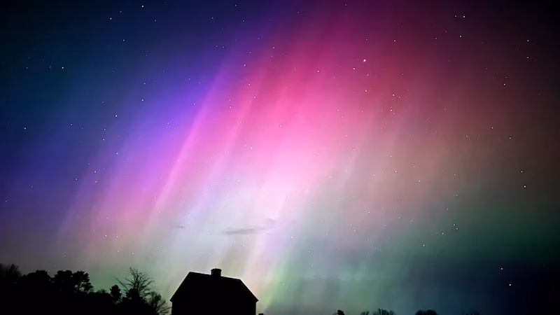 ¿Qué son las luces de un solo color que se mueven por el cielo?