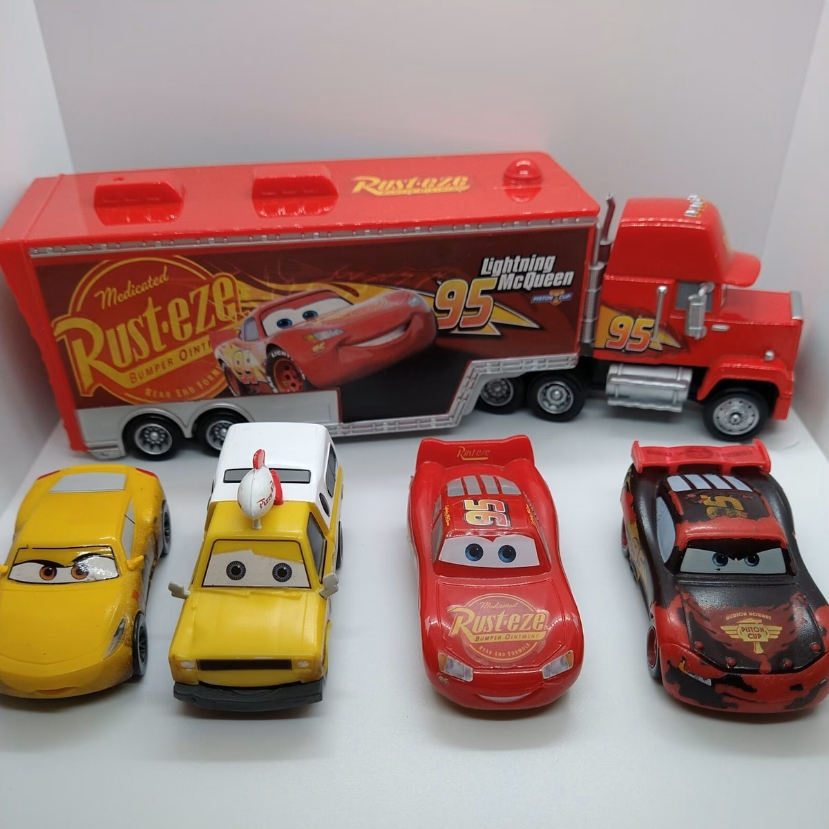 ¿Cómo contactar a Mack Trucks?