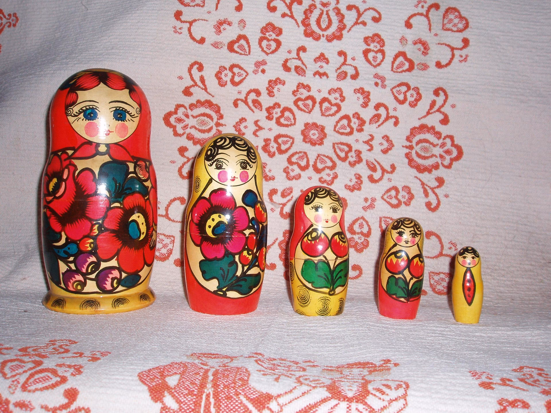 Is there a dual-language article about Matryoshka?