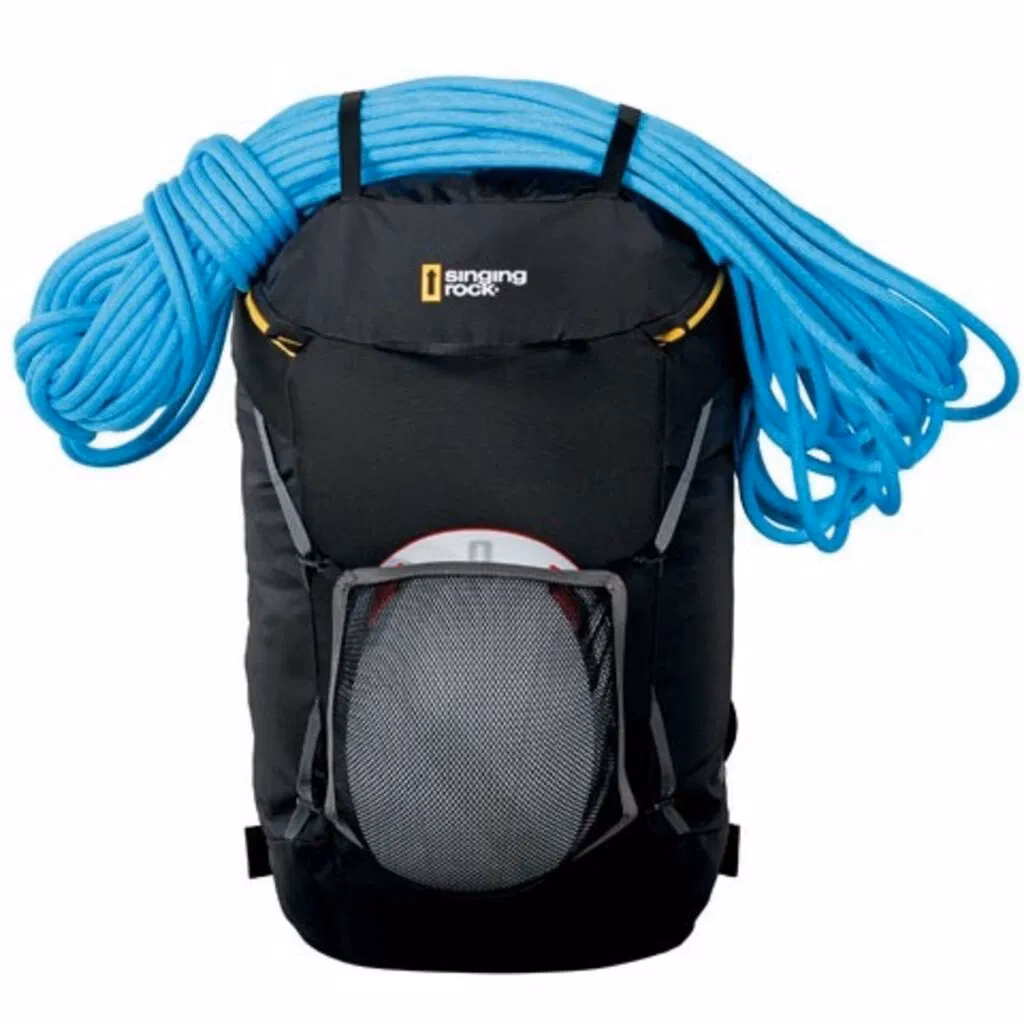 ¿Qué elementos son fundamentales en las mochilas destinadas a alpinismo y escalada?