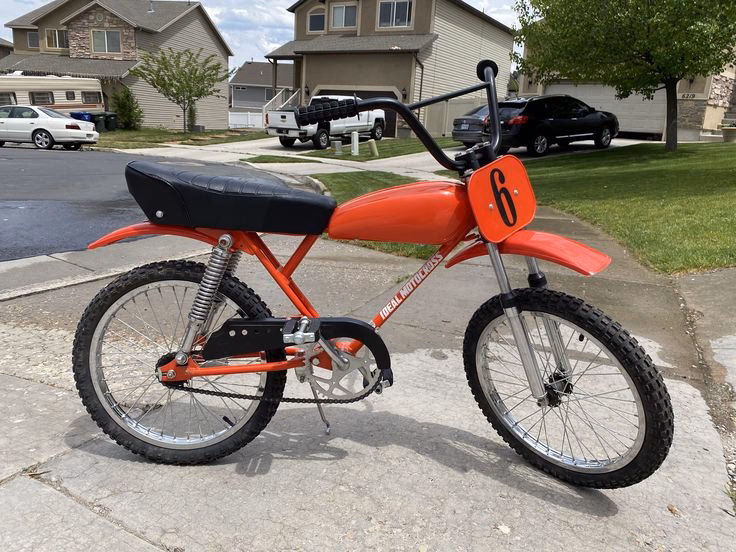 ¿Cómo se centra el motor del juego MX Bikes en los entornos?