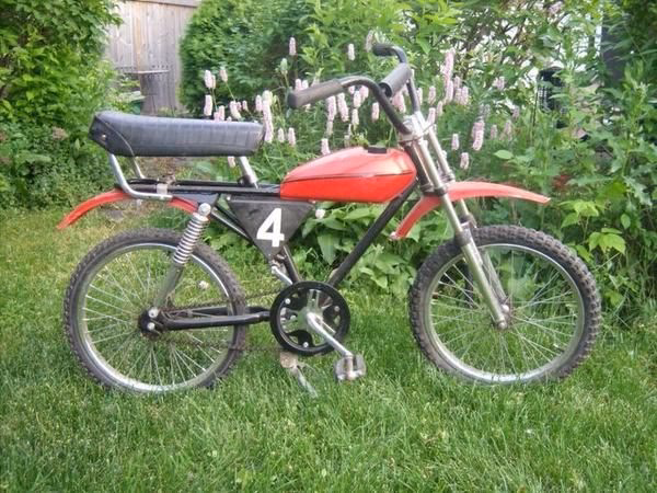 ¿Cómo se centra el motor del juego MX Bikes en los entornos?