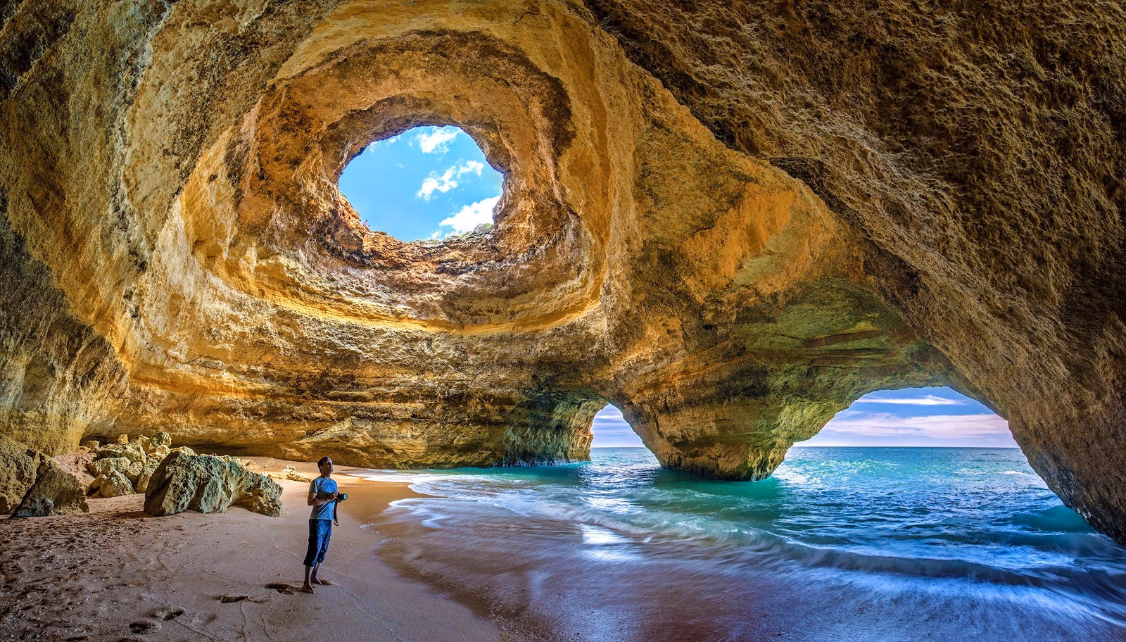Are there any sea caves in the world?
