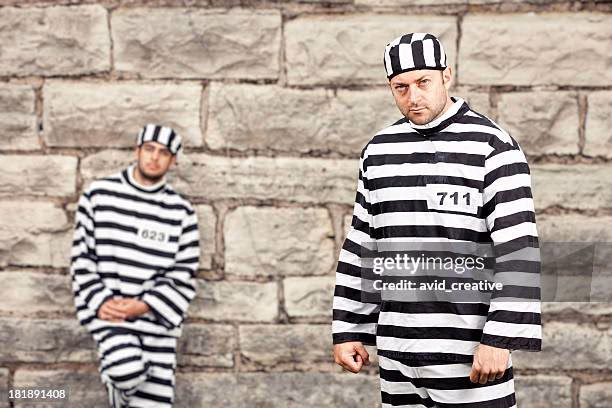 What do prison inmates wear?