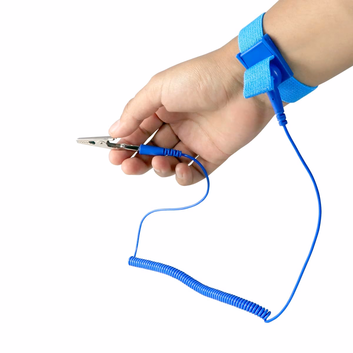 ¿Qué pasa si pongo una pulsera antiestática en el gabinete?