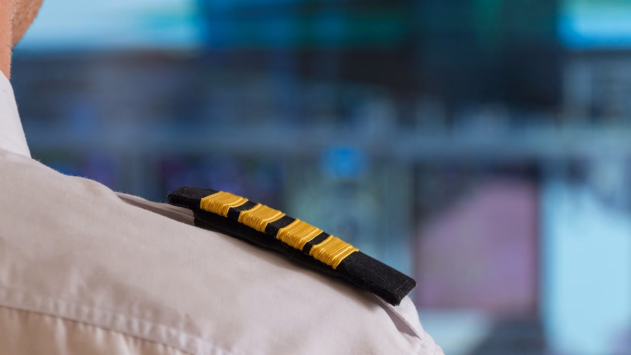 ¿Qué formación ofrece el grado de piloto comercial de avión?