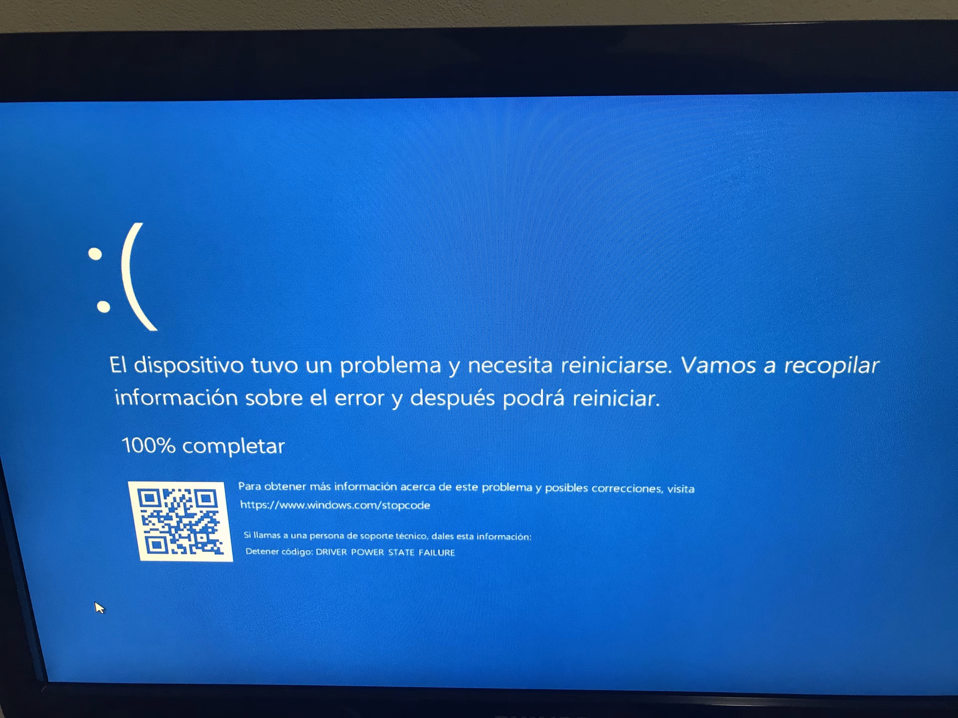 ¿Por qué mi computadora se prende y se apaga la pantalla?