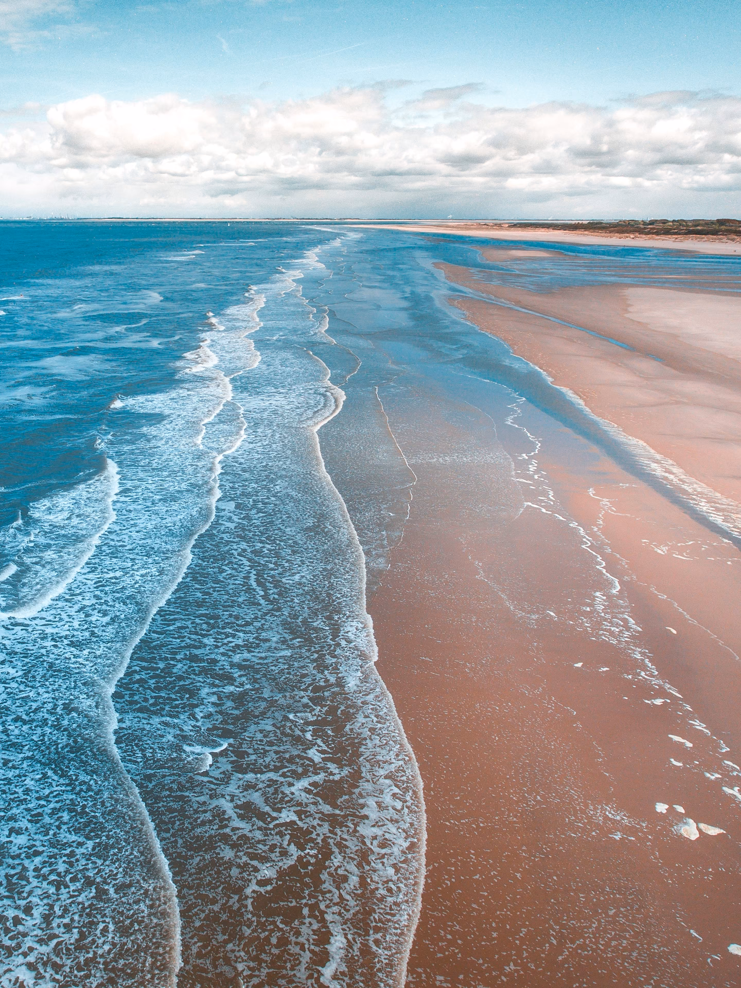 How many images are in the sea wallpaper collection?