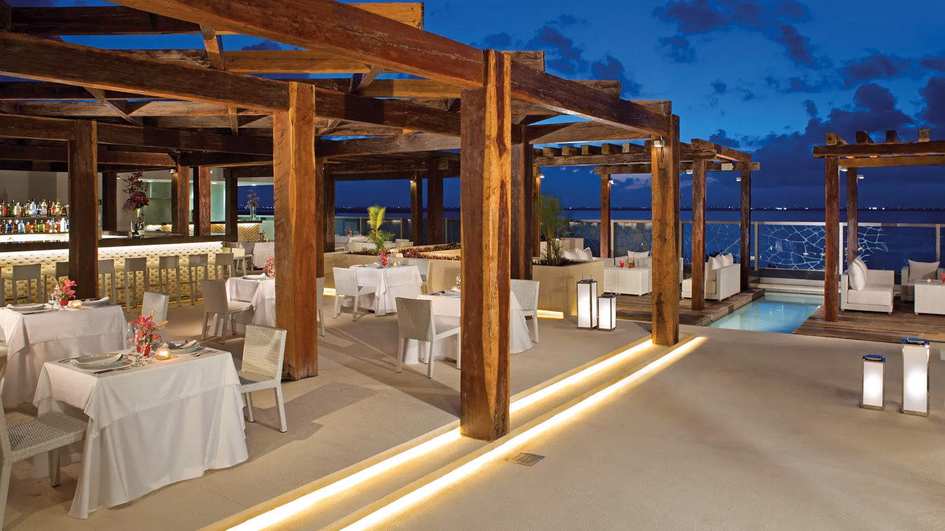 How many restaurants & lounges are there at the vine resort?