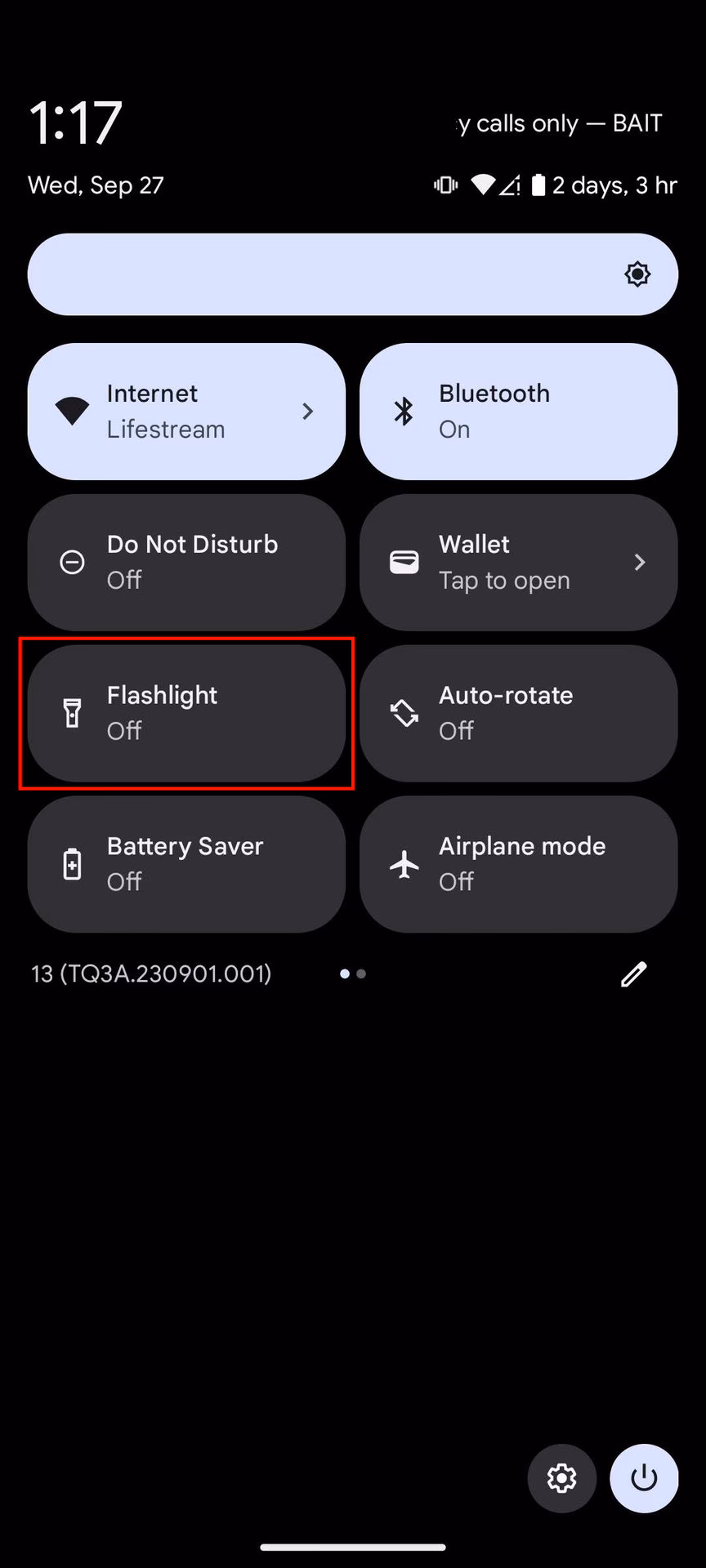 How do I turn off my flashlight on my iPhone?
