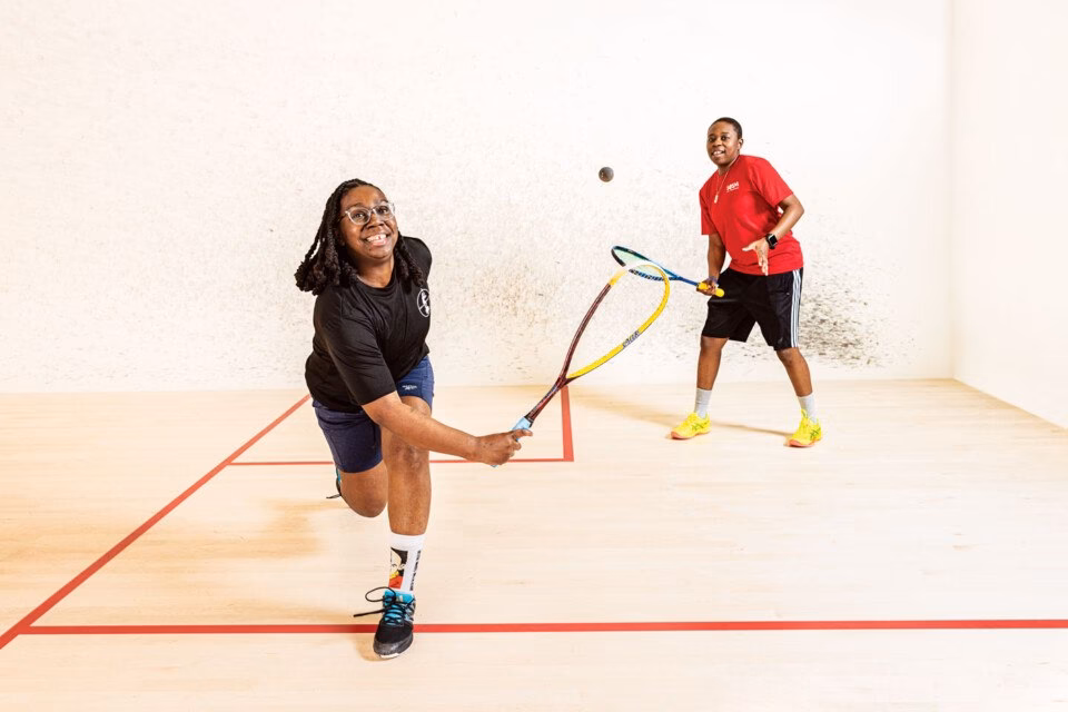 How do you play squash racquet?