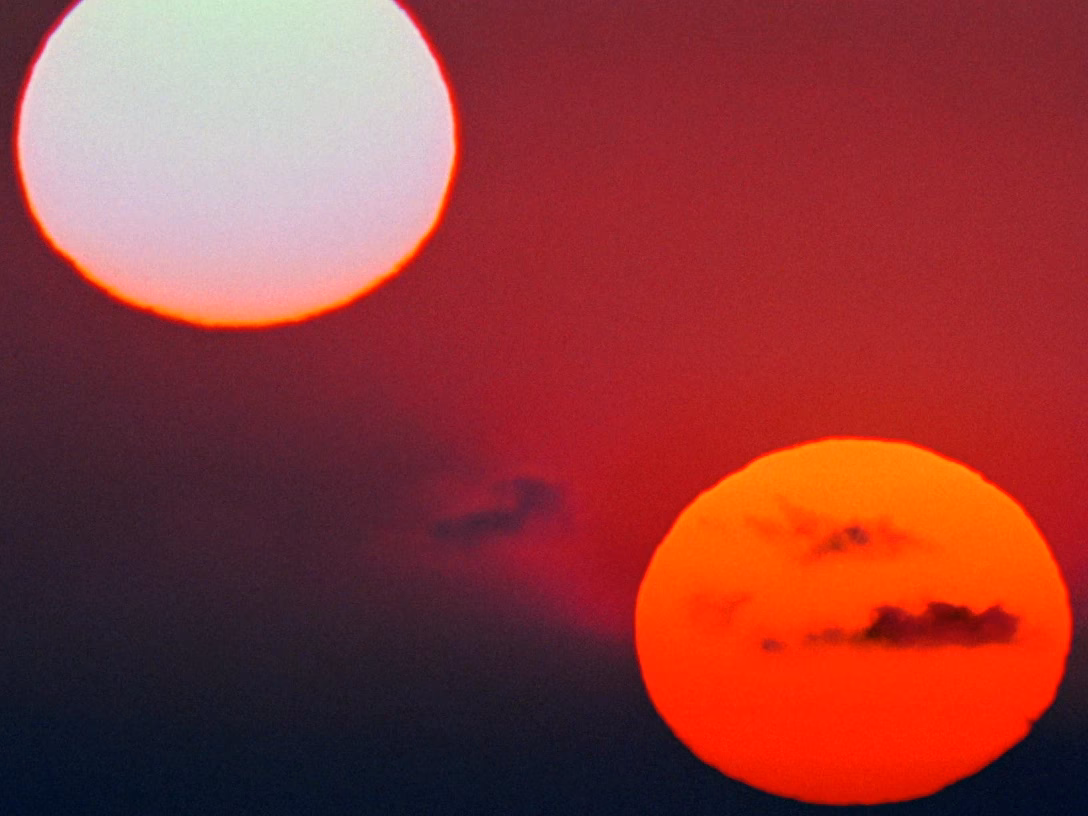 Does Tatooine have twin suns?