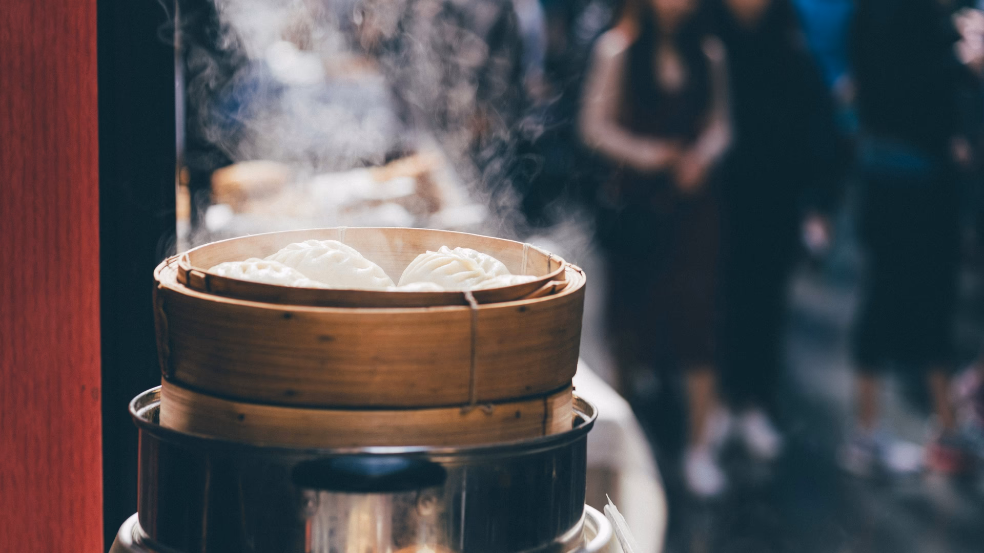 How does a steamer cook food?