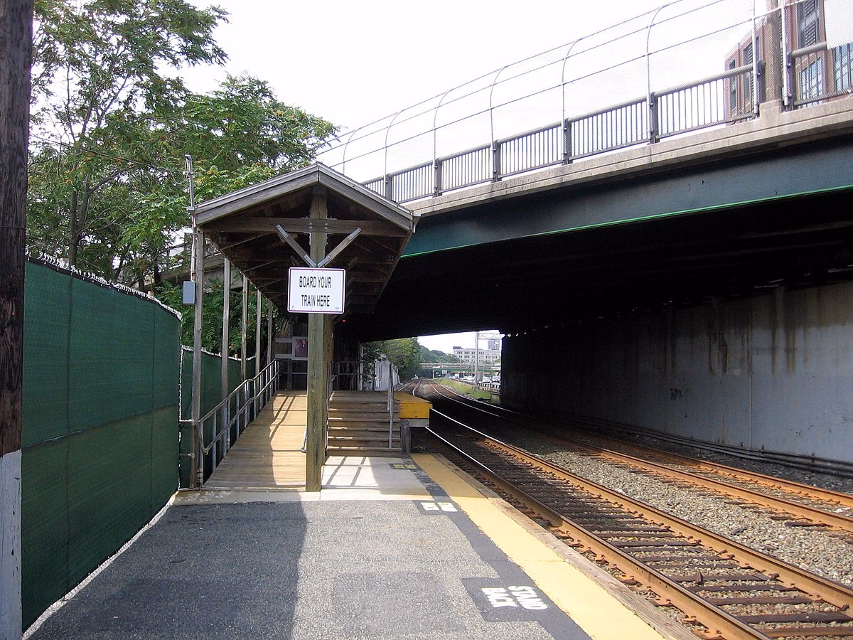 Do all rail stations have a platform?